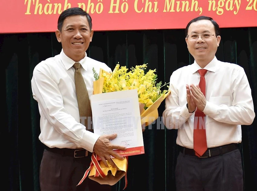 Phó Bí thư Thành ủy TP.HCM Nguyễn Văn Hiếu trao quyết định cho ông Trần Xuân Điền. Ảnh: Thành uỷ TP.HCM Phó Bí thư Thành ủy TP.HCM Nguyễn Văn Hiếu trao quyết định cho ông Trần Xuân Điền. Ảnh: Thành uỷ TP.HCM