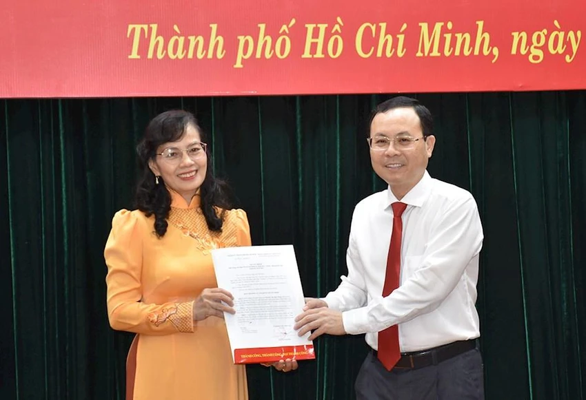 Phó Bí thư Thành ủy TP.HCM Nguyễn Văn Hiếu trao quyết định cho bà Nguyễn Thị Kim Dung. Ảnh: Thành uỷ TP.HCM Phó Bí thư Thành ủy TP.HCM Nguyễn Văn Hiếu trao quyết định cho bà Nguyễn Thị Kim Dung. Ảnh: Thành uỷ TP.HCM