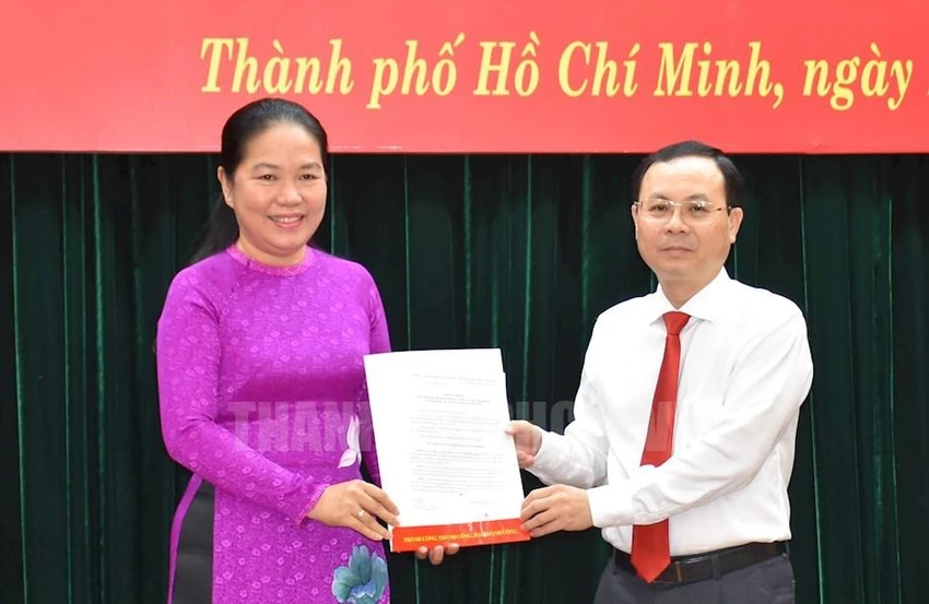 Phó Bí thư Thành ủy TP.HCM Nguyễn Văn Hiếu trao quyết định cho bà Lê Thị Hồng Nga. Ảnh: Thành uỷ TP.HCM Phó Bí thư Thành ủy TP.HCM Nguyễn Văn Hiếu trao quyết định cho bà Lê Thị Hồng Nga. Ảnh: Thành uỷ TP.HCM