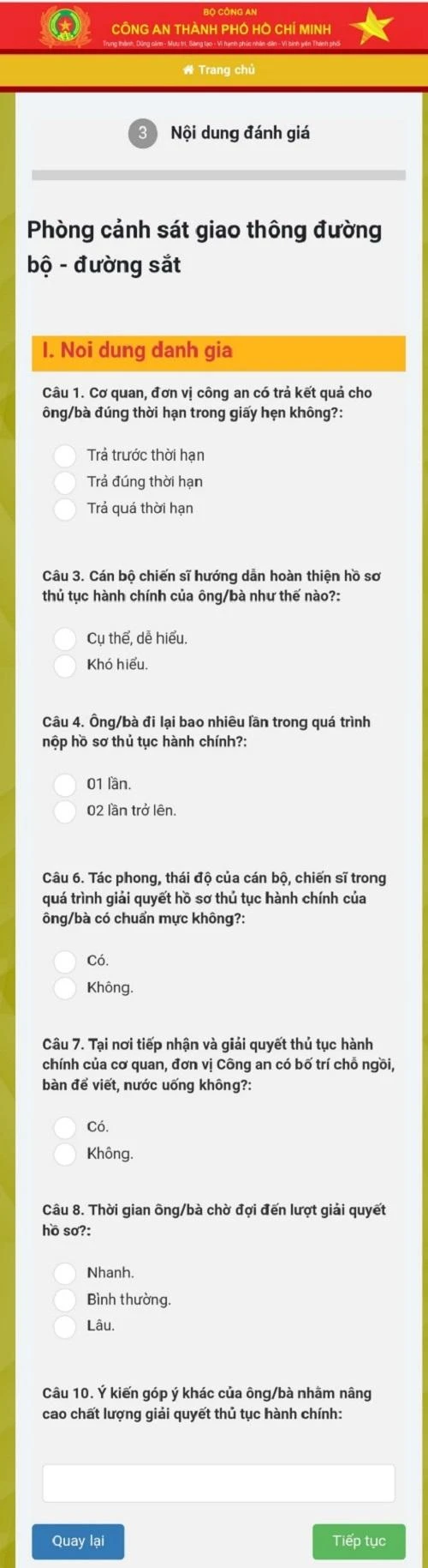 Người dân thực hiện trả lời 7 câu hỏi để đánh giá sự hài lòng. Ảnh: HK Người dân thực hiện trả lời 7 câu hỏi để đánh giá sự hài lòng. Ảnh: HK