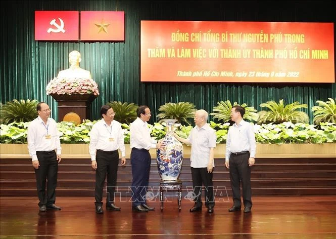 Tổng Bí thư Nguyễn Phú Trọng tặng bình gốm Bát tràng cho Đảng bộ, chính quyền và nhân dân TP.HCM. Ảnh: TTXVN Tổng Bí thư Nguyễn Phú Trọng tặng bình gốm Bát tràng cho Đảng bộ, chính quyền và nhân dân TP.HCM. Ảnh: TTXVN