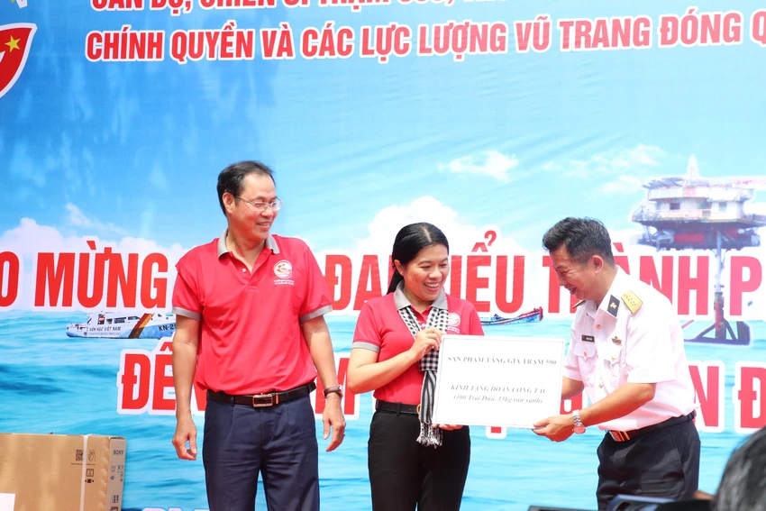 Trạm Radar 590 tặng quà cho đoàn công tác TP.HCM. Ảnh: ANH HOÀNG Trạm Radar 590 tặng quà cho đoàn công tác TP.HCM. Ảnh: ANH HOÀNG