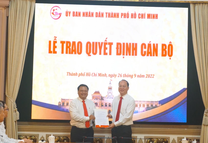 Phó Bí thư Thành uỷ TP.HCM Nguyễn Hồ Hải trao quyết định cho ông Trần Phi Long. Ảnh: BÍCH NGỌC Phó Bí thư Thành uỷ TP.HCM Nguyễn Hồ Hải trao quyết định cho ông Trần Phi Long. Ảnh: BÍCH NGỌC