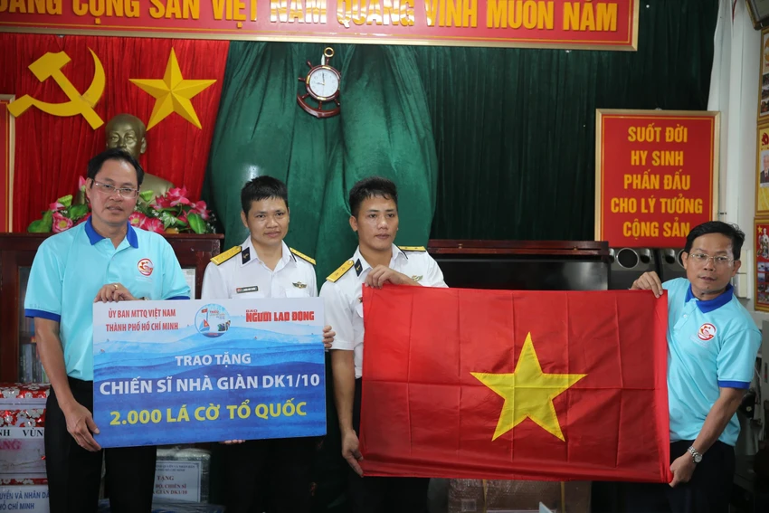 Báo Người Lao Động tặng học bổng và lá cờ cho cán bộ, chiến sĩ.
