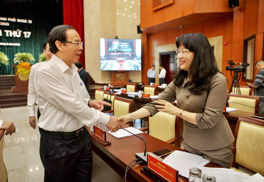 Bí thư Thành uỷ TP.HCM Nguyễn Văn Nên trao đổi với đại biểu bên lề hội nghị. Ảnh: NGUYỆT NHI Bí thư Thành uỷ TP.HCM Nguyễn Văn Nên trao đổi với đại biểu bên lề hội nghị. Ảnh: NGUYỆT NHI