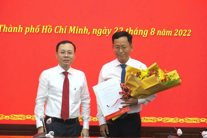 Phó Bí thư Thành ủy TP.HCM Nguyễn Văn Hiếu trao quyết định bổ nhiệm ông Trần Quốc Trung giữ chức Phó Trưởng Ban Nội chính Thành ủy TP. Ảnh: MINH HIỆP Phó Bí thư Thành ủy TP.HCM Nguyễn Văn Hiếu trao quyết định bổ nhiệm ông Trần Quốc Trung giữ chức Phó Trưởng Ban Nội chính Thành ủy TP. Ảnh: MINH HIỆP