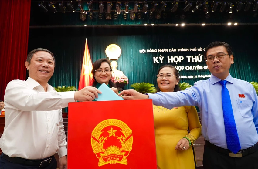 Đại biểu HĐND TP.HCM bỏ phiếu bầu ông Bùi Xuân Cường làm Phó Chủ tịch UBND TP.HCM. Ảnh: NGUYỆT NHI Đại biểu HĐND TP.HCM bỏ phiếu bầu ông Bùi Xuân Cường làm Phó Chủ tịch UBND TP.HCM. Ảnh: NGUYỆT NHI