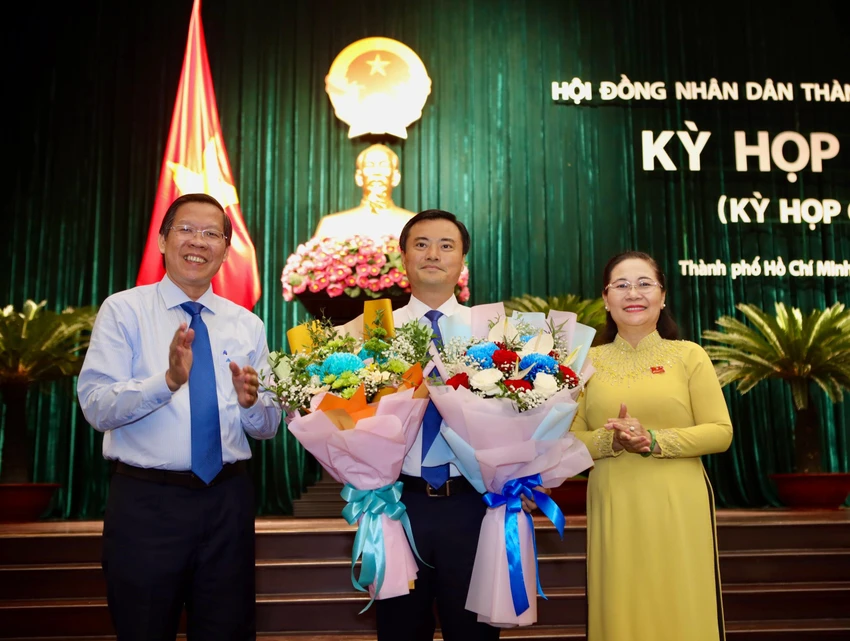 Lãnh đạo TP.HCM chúc mừng ông Bùi Xuân Cường, tân Phó Chủ tịch UBND TP.HCM. Ảnh: NGUYỆT NHI Lãnh đạo TP.HCM chúc mừng ông Bùi Xuân Cường, tân Phó Chủ tịch UBND TP.HCM. Ảnh: NGUYỆT NHI