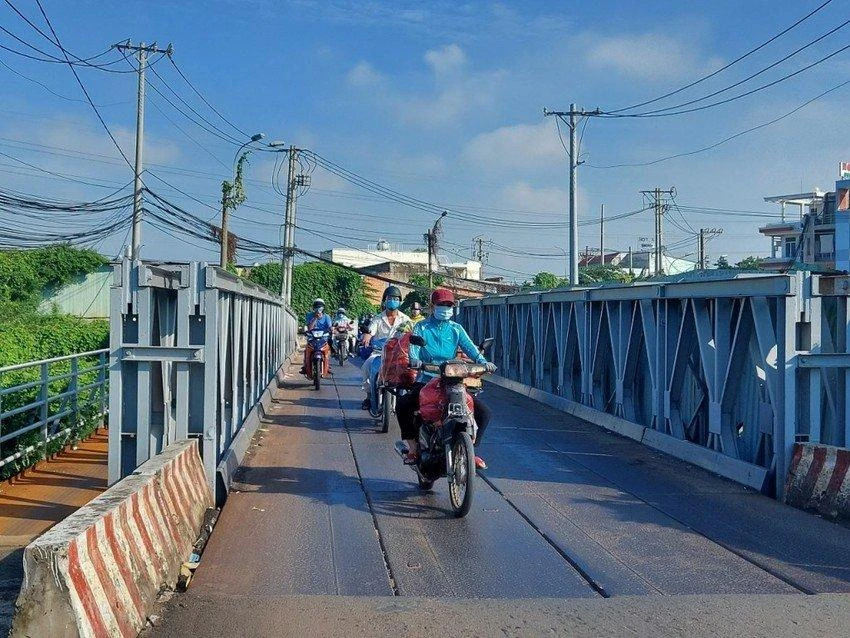 Cầu Tân Kỳ Tân Quý cũ. Ảnh: LINH PHƯƠNG Cầu Tân Kỳ Tân Quý cũ. Ảnh: LINH PHƯƠNG