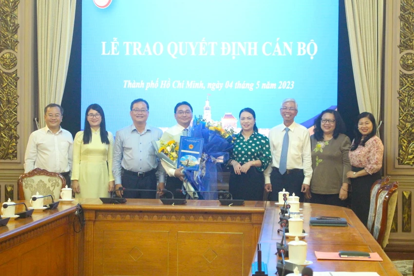Lãnh đạo TP.HCM và lãnh đạo quận 11 chụp ảnh kỷ niệm. Ảnh: LÊ THOA Lãnh đạo TP.HCM và lãnh đạo quận 11 chụp ảnh kỷ niệm