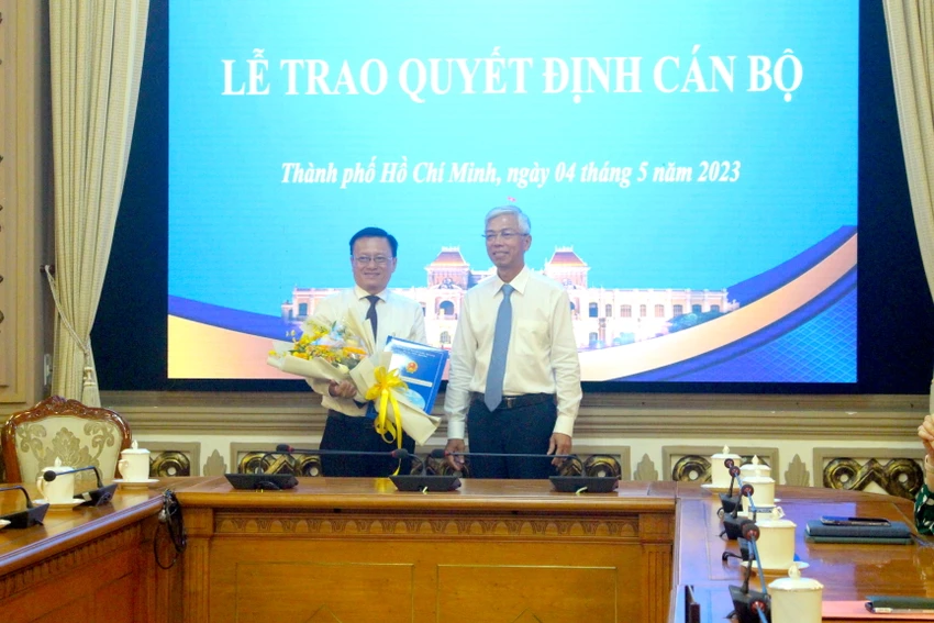 Phó Chủ tịch UBND TP.HCM Võ Văn Hoan trao quyết định cho ông Võ Thành Chất. Ảnh: LÊ THOA Phó Chủ tịch UBND TP.HCM Võ Văn Hoan trao quyết định cho ông Võ Thành Chất
