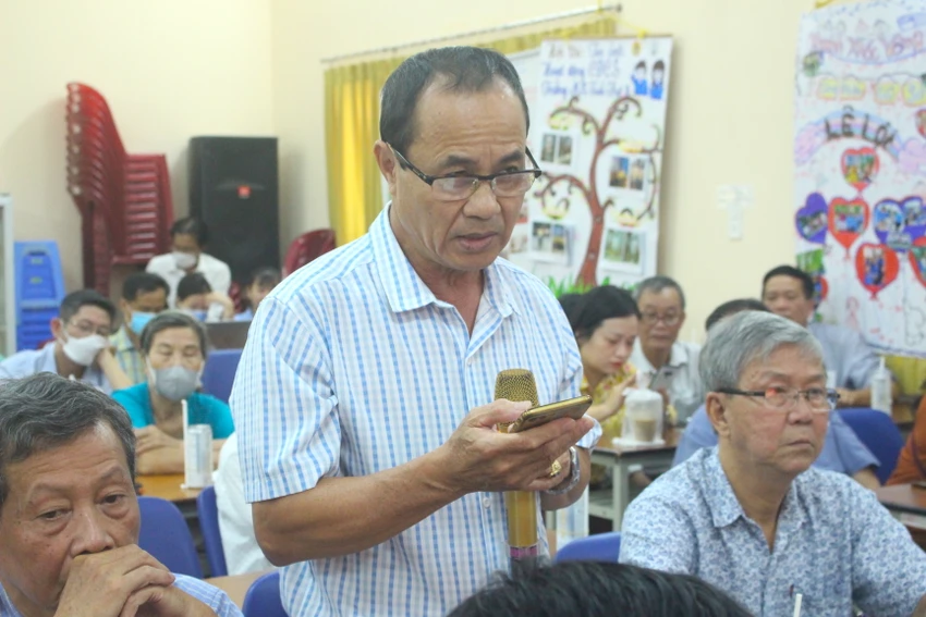 Cử tri Trương Hoài Quang (ngụ phường Võ Thị Sáu) phát biểu. Ảnh: LÊ THOA Cử tri Trương Hoài Quang (ngụ phường Võ Thị Sáu) phát biểu