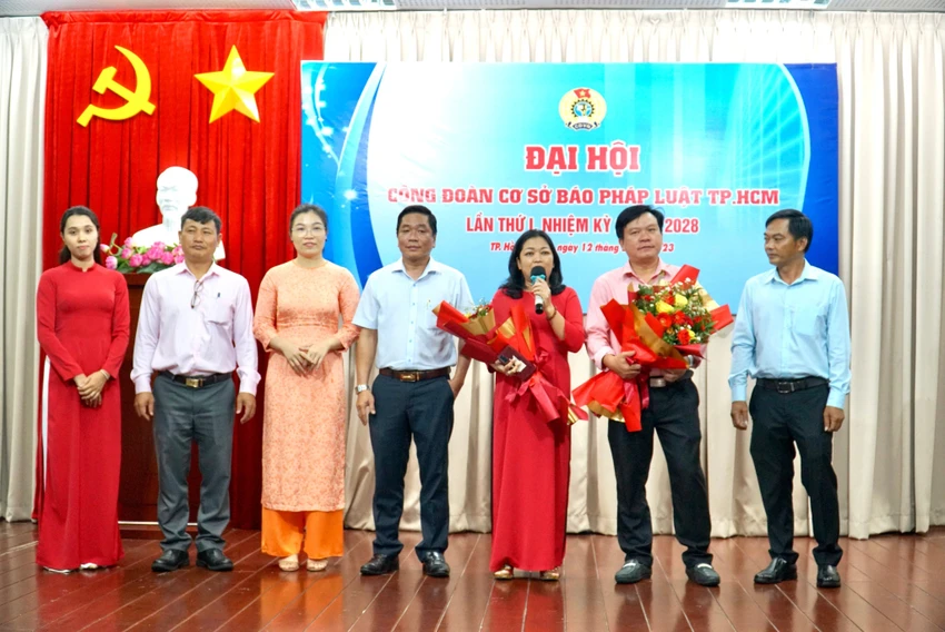 Đại hội đã bầu ra Ban Chấp hành Công đoàn cơ sở gồm bảy người. Ảnh: BẢO PHƯƠNG Đại hội đã bầu ra Ban Chấp hành Công đoàn cơ sở gồm bảy người. Ảnh: BẢO PHƯƠNG