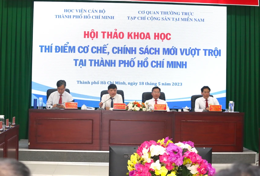 Ban chủ trì hội thảo. Ảnh: THU THẢO Ban chủ trì hội thảo. Ảnh: THU THẢO