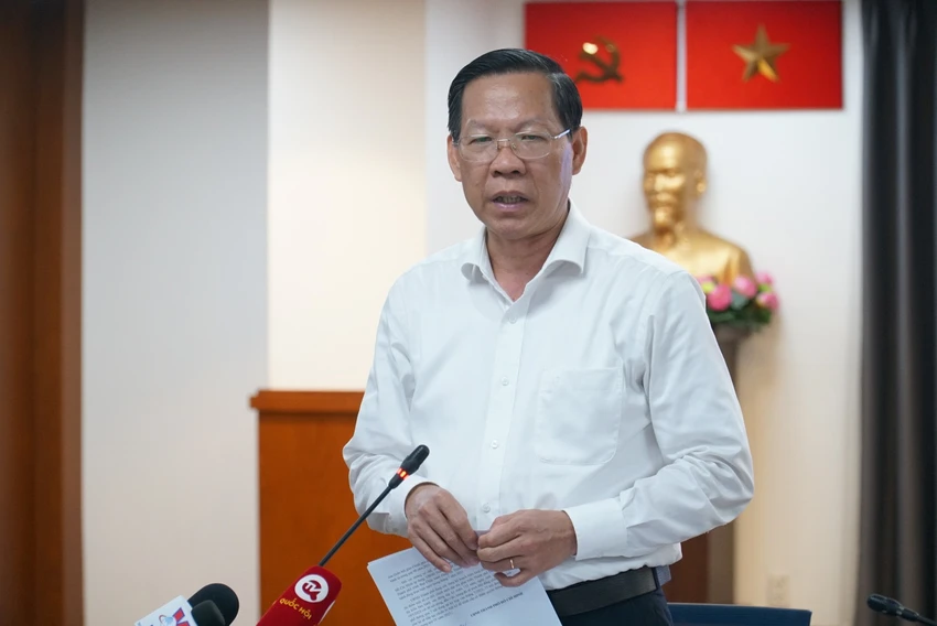 Chủ tịch UBND TP.HCM Phan Văn Mãi trả lời báo chí. Ảnh: BẢO PHƯƠNG Chủ tịch UBND TP.HCM Phan Văn Mãi trả lời báo chí. Ảnh: BẢO PHƯƠNG