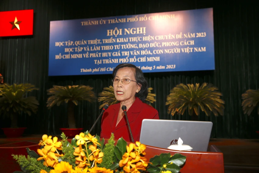 Bà Phạm Phương Thảo, nguyên Phó Bí thư Thành uỷ TP.HCM báo cáo tại hội nghị. Ảnh: HÀ THƯ