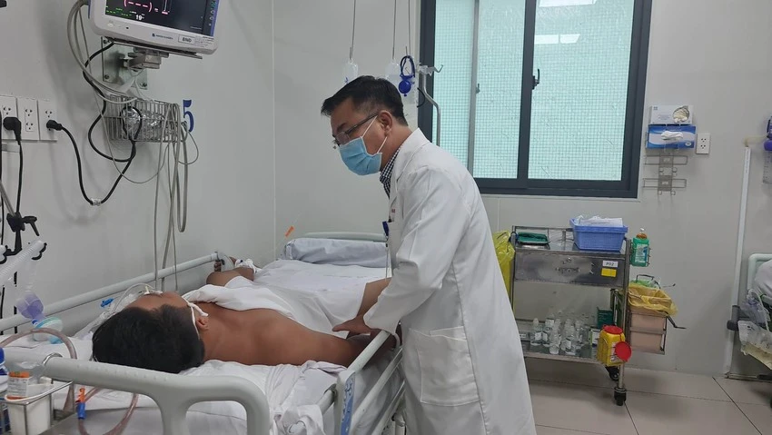Bác sĩ BV Chợ Rẫy đang thăm khám cho bệnh nhân ngộ độc botulinum. Ảnh: NGUYỄN CHÂU
