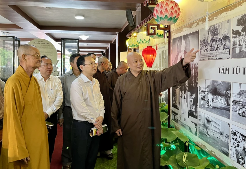 Phó Bí thư Thành ủy TP.HCM Nguyễn Văn Hiếu tham quan triển lãm ảnh. Ảnh: HÀ THƯ Phó Bí thư Thành ủy TP.HCM Nguyễn Văn Hiếu tham quan triển lãm ảnh