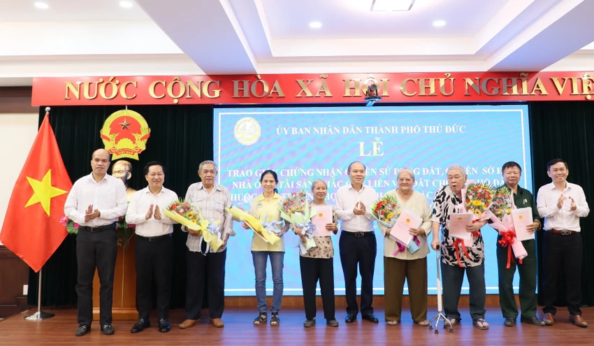 Các hộ dân vui mừng khi nhận được giấy chứng nhận. Ảnh: T.TUYỀN Các hộ dân vui mừng khi nhận được giấy chứng nhận. Ảnh: T.TUYỀN