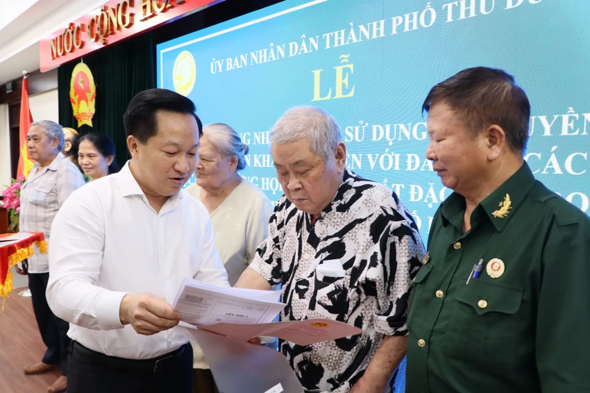 Chủ tịch UBND TP Thủ Đức Hoàng Tùng trao giấy chứng nhận cho người dân. Ảnh: T.TUYÊN Chủ tịch UBND TP Thủ Đức Hoàng Tùng trao giấy chứng nhận cho người dân. Ảnh: T.TUYÊN