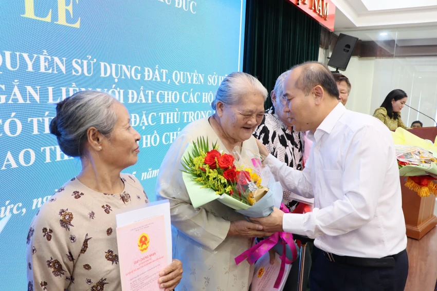 Phó Giám đốc Sở TN&MT Trần Văn Bảy trao giấy chứng nhận cho người dân. Ảnh: T.TUYÊN Phó Giám đốc Sở TN&MT Trần Văn Bảy trao giấy chứng nhận cho người dân. Ảnh: T.TUYÊN