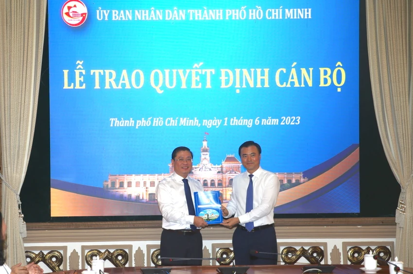 Phó Chủ tịch UBND TP.HCM Bùi Xuân Cường (phải), trao quyết định cho ông Huỳnh Văn Thanh. Ảnh: HÀ THƯ Phó Chủ tịch UBND TP.HCM Bùi Xuân Cường (phải), trao quyết định cho ông Huỳnh Văn Thanh. Ảnh: HÀ THƯ