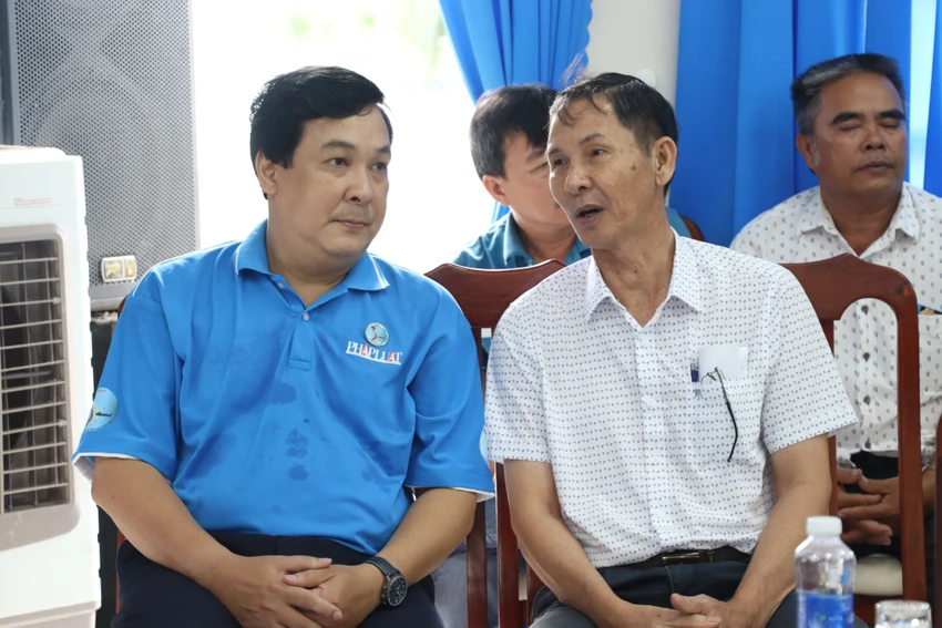 Phó Tổng biên tập Nguyễn Thái Bình, Trưởng ban Tổ chức chương trình, đang trao đổi với bà con ngư dân đến dự tọa đàm.