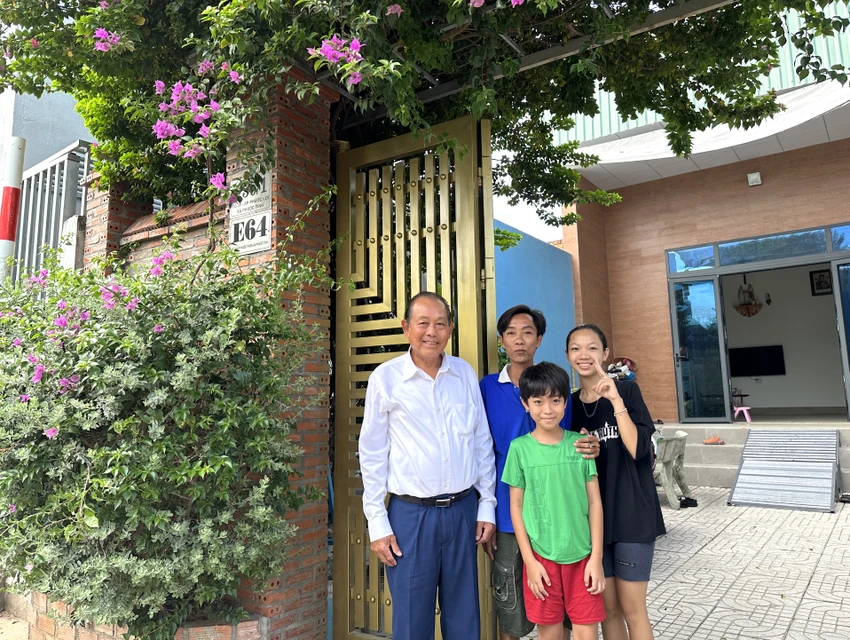 Ông Trương Hoà Bình, nguyên Phó Thủ tướng Thường trực, chụp hình cùng một gia đình ngư dân tại Bà Rịa - Vũng Tàu. Ảnh: LÊ THOA