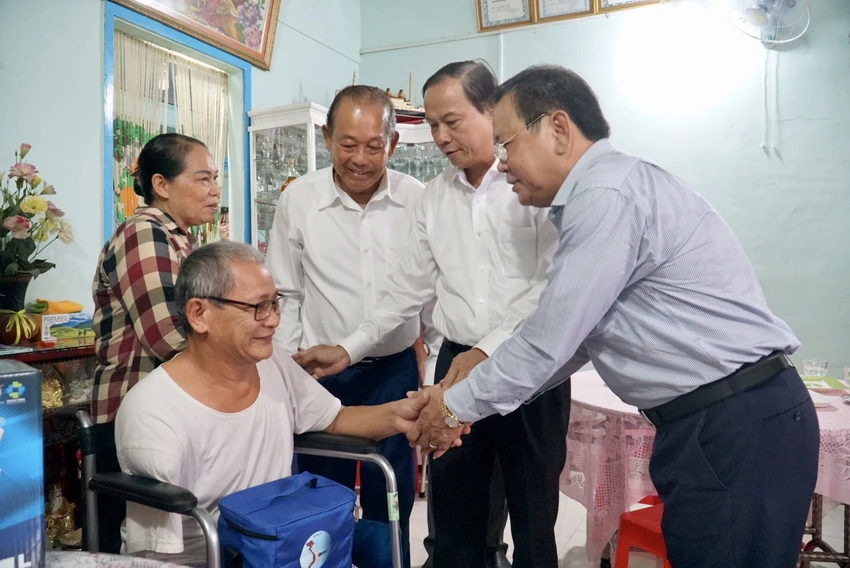 Nguyên Phó Thủ tướng Trương Hoà Bình cùng lãnh đạo tỉnh Bà Rịa - Vũng Tàu, lãnh đạo báo Pháp Luật TP.HCM thăm hỏi ông Châu Minh Hoàng sau khi ông gặp tai nạn trên biển. Ảnh: BẢO PHƯƠNG Nguyên Phó Thủ tướng Trương Hoà Bình cùng lãnh đạo tỉnh Bà Rịa - Vũng Tàu, lãnh đạo báo Pháp Luật TP.HCM thăm hỏi ông Châu Minh Hoàng sau khi ông gặp tai nạn trên biển. Ảnh: BẢO PHƯƠNG