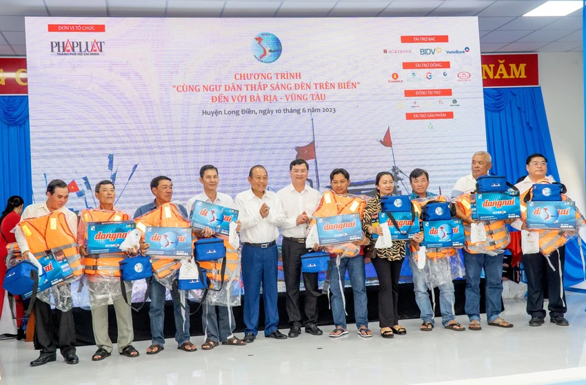 Nguyên Phó Thủ tướng Thường trực Chính phủ Trương Hoà Bình và Phó Chủ tịch UBND tỉnh Bà Rịa - Vũng Tàu Nguyễn Công Vinh trao quà cho ngư dân. Ảnh: MẠNH THẮNG