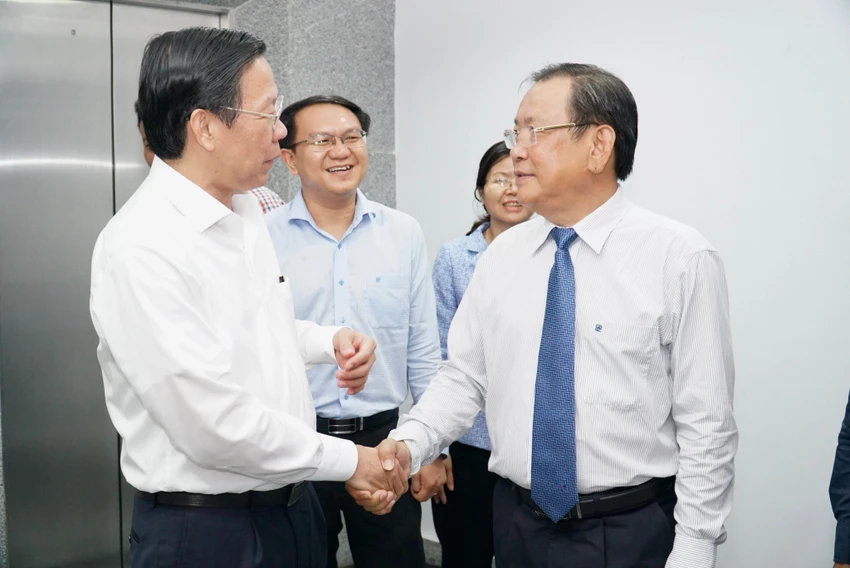 Chủ tịch UBND TP.HCM Phan Văn Mãi chúc mừng Tổng Biên tập Mai Ngọc Phước. Ảnh: BẢO PHƯƠNG