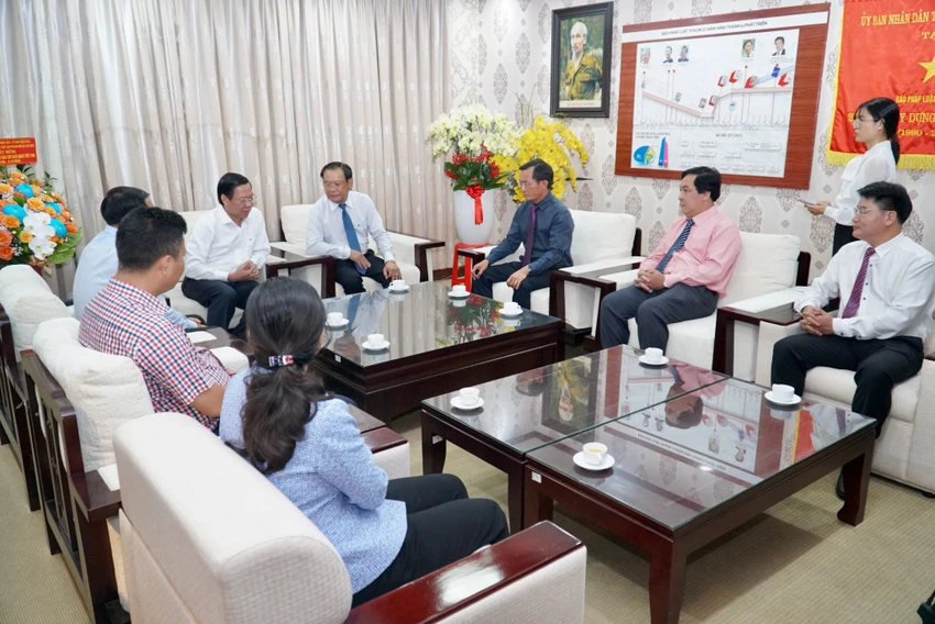 Chủ tịch UBND TP.HCM Phan Văn Mãi đã đặt hàng báo Pháp Luật TP.HCM với việc phát huy tinh thần phản biện. Ảnh: BẢO PHƯƠNG