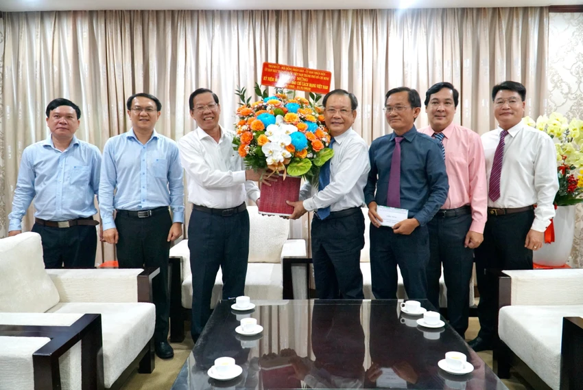 Chủ tịch UBND TP.HCM Phan Văn Mãi đã dẫn đầu đoàn lãnh đạo Thành uỷ - HĐND – UBND - Ủy ban MTTQ Việt Nam TP.HCM, đến thăm và tặng hoa chúc mừng Báo Pháp Luật TP.HCM. Ảnh: BẢO PHƯƠNG