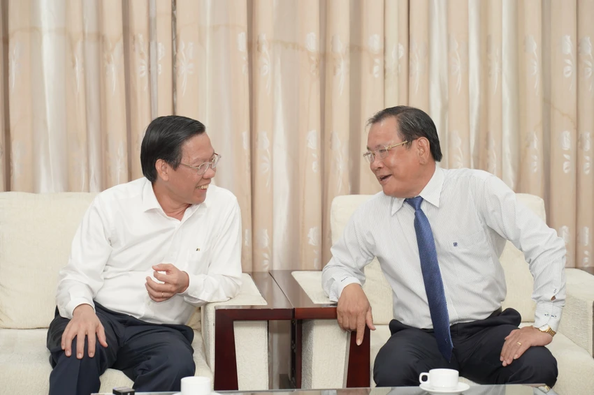 Chủ tịch UBND TP.HCM Phan Văn Mãi mong báo Pháp Luật TP.HCM đeo bám đến cùng các sự việc của người dân, doanh nghiệp. Ảnh: MINH HOÀNG