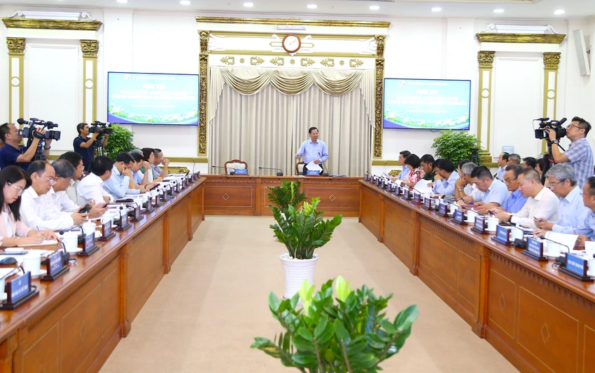 Chủ tịch UBND TP.HCM Phan Văn Mãi chủ trì phiên họp kinh tế - xã hội sáu tháng đầu năm. Ảnh: HÀ THƯ Chủ tịch UBND TP.HCM Phan Văn Mãi chủ trì phiên họp kinh tế - xã hội sáu tháng đầu năm. Ảnh: HÀ THƯ