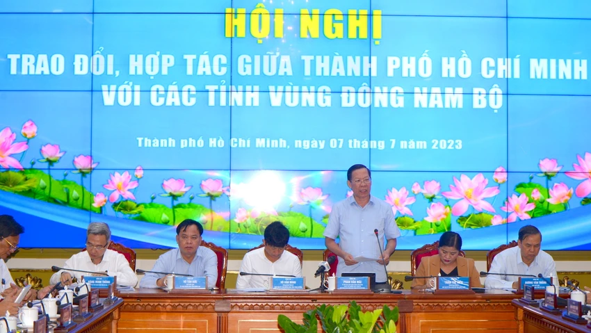 Chủ tịch UBND TP.HCM Phan Văn Mãi và lãnh đạo các tỉnh, thành chủ trì hội nghị. Ảnh: HÀ THƯ Chủ tịch UBND TP.HCM Phan Văn Mãi và lãnh đạo các tỉnh, thành chủ trì hội nghị. Ảnh: HÀ THƯ