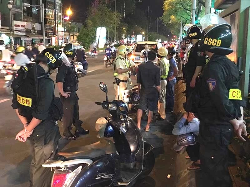 Tổ 363 Công an TP.HCM kiểm soát an ninh trật tự trên địa bàn. Ảnh: NGUYỄN TÂN Tổ 363 Công an TP.HCM kiểm soát an ninh trật tự trên địa bàn. Ảnh: NGUYỄN TÂN