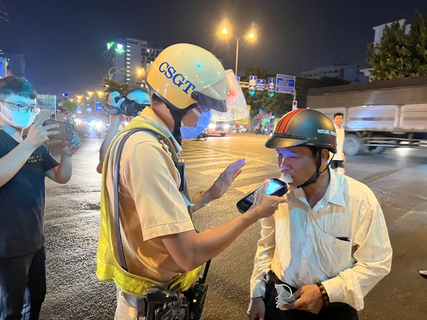 TP.HCM sẽ quyết liệt kiểm soát nồng độ cồn, trước hết trong đội ngũ cán bộ, công chức, viên chức, lực lượng vũ trang đến người dân. Ảnh: NGUYỄN YÊN TP.HCM sẽ quyết liệt kiểm soát nồng độ cồn, trước hết trong đội ngũ cán bộ, công chức, viên chức, lực lượng vũ trang đến người dân. Ảnh: NGUYỄN YÊN