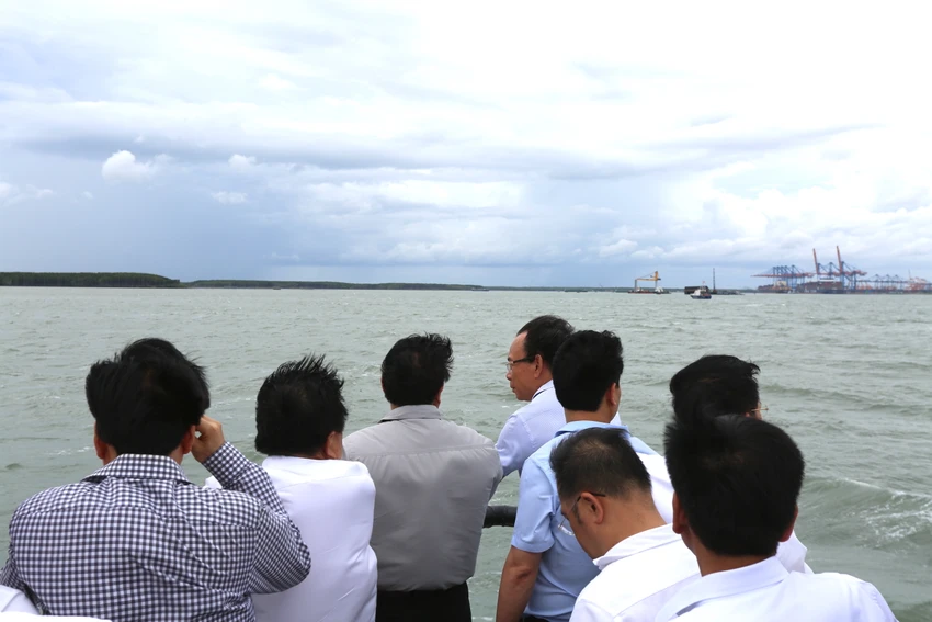 Thủ tướng Chính phủ cũng lãnh đạo bộ, ngành, lãnh đạo TP.HCM khảo sát dự án Cảng trung chuyển quốc tế Cần Giờ. Ảnh: HÀ THƯ Thủ tướng Chính phủ cũng lãnh đạo bộ, ngành, lãnh đạo TP.HCM khảo sát dự án Cảng trung chuyển quốc tế Cần Giờ. Ảnh: HÀ THƯ