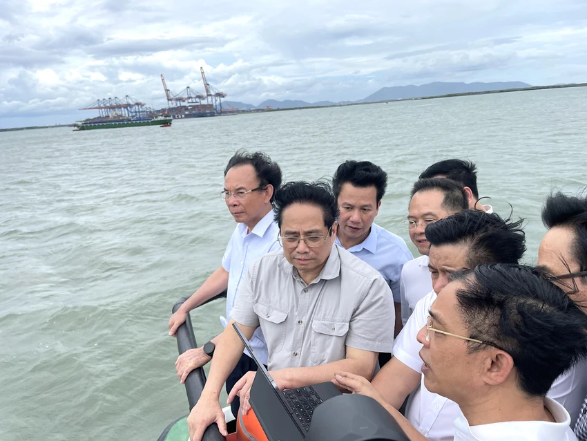 Thủ tướng Phạm Minh Chính cùng đoàn công tác Trung ương, TP.HCM đã có chuyến đi khảo sát dự án Cảng trung chuyển quốc tế Cần Giờ, giữa tháng 7-2023. Ảnh: HÀ THƯ Thủ tướng Phạm Minh Chính cùng đoàn công tác Trung ương, TP.HCM đã có chuyến đi khảo sát dự án Cảng trung chuyển quốc tế Cần Giờ, giữa tháng 7-2023. Ảnh: HÀ THƯ