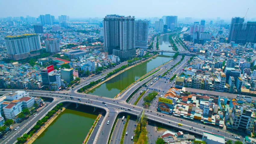 TP.HCM yêu cầu xử lý nghiêm việc san lấp, lấn chiếm, xây dựng nhà ở, công trình sai phép, không phép ở tuyến sông, kênh, rạch. Ảnh: NGUYỄN TIẾN