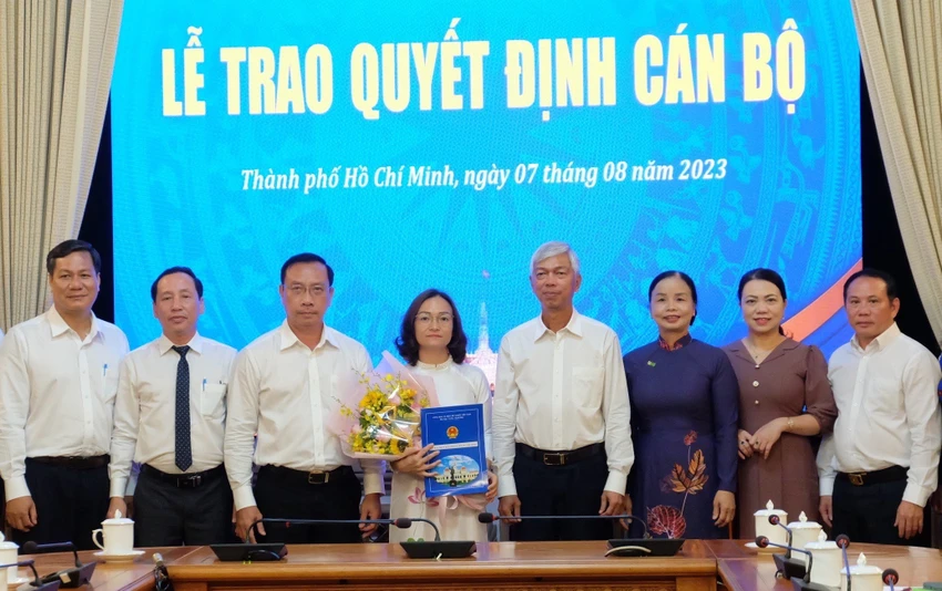 Phó Chủ tịch UBND TP.HCM Võ Văn Hoan trao quyết định nhân sự. Ảnh: HÀ THƯ Phó Chủ tịch UBND TP.HCM Võ Văn Hoan trao quyết định nhân sự. Ảnh: HÀ THƯ