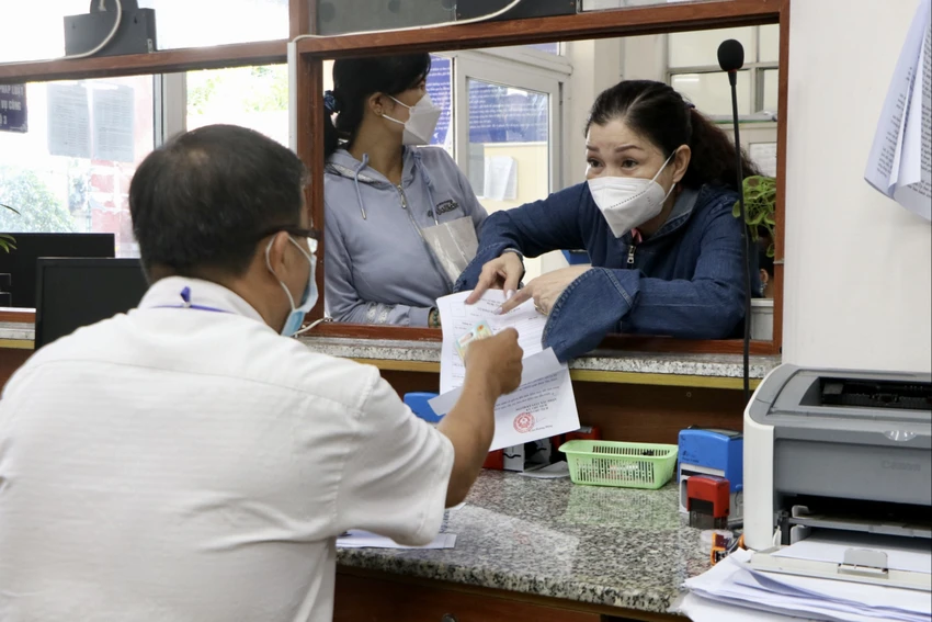 Người dân đang làm thủ tục hành chính tại phường Bình Hưng Hoà A, quận Bình Tân. Ảnh: BẢO PHƯƠNG Người dân đang làm thủ tục hành chính tại phường Bình Hưng Hoà A, quận Bình Tân. Ảnh: BẢO PHƯƠNG