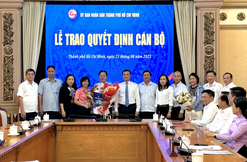 Phó Chủ tịch UBND TP.HCM Bùi Xuân Cường trao quyết định cho ông Nguyễn Phong Nhật. Ảnh: L.THOA Phó Chủ tịch UBND TP.HCM Bùi Xuân Cường trao quyết định cho ông Nguyễn Phong Nhật. Ảnh: L.THOA