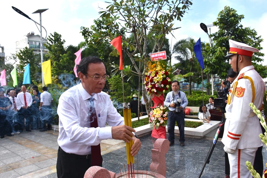 Bí thư Thành uỷ TP.HCM Nguyễn Văn Nên dâng hương tại Nhà thương Giếng nước. Ảnh: H.THƯ Bí thư Thành uỷ TP.HCM Nguyễn Văn Nên dâng hương tại Nhà thương Giếng nước. Ảnh: H.THƯ