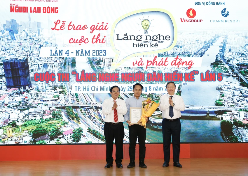 Phó Chủ tịch UBND TP.HCM Dương Anh Đức và Tổng Biên tập báo Người Lao Động Tô Đình Tuân trao giải cho tác giả Nguyễn Hoàng Bình đoạt giải Nhất. Ảnh: BTC Phó Chủ tịch UBND TP.HCM Dương Anh Đức và Tổng Biên tập báo Người Lao Động Tô Đình Tuân trao giải cho tác giả Nguyễn Hoàng Bình đoạt giải Nhất. Ảnh: BTC