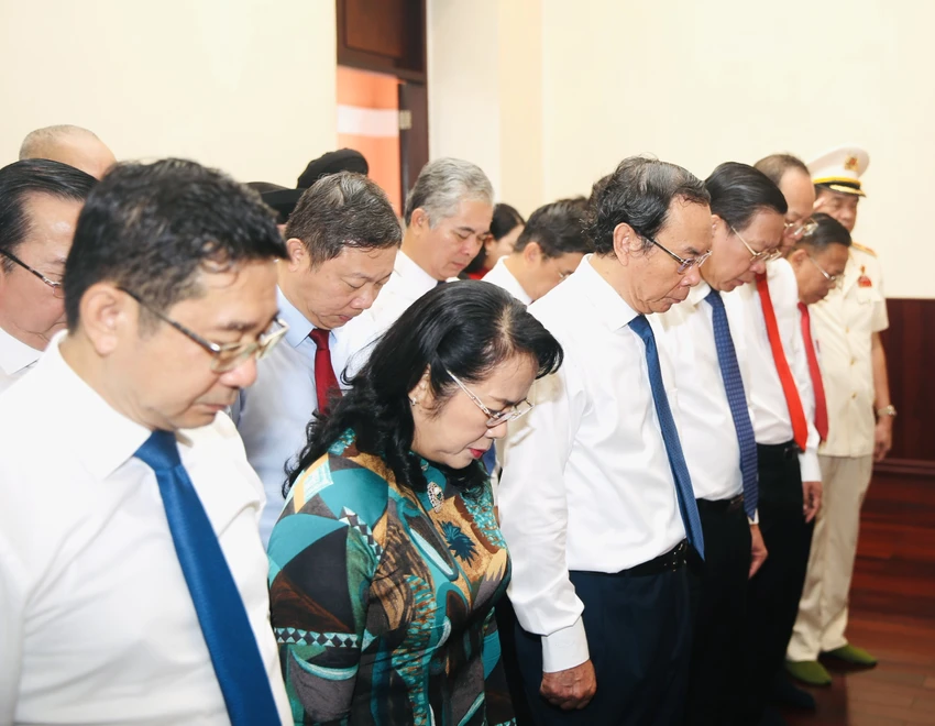 Đoàn đại biểu TP.HCM dành phút mặc niệm tưởng nhớ công lao to lớn của Chủ tịch Hồ Chí Minh. Ảnh: HÀ THƯ Đoàn đại biểu TP.HCM dành phút mặc niệm tưởng nhớ công lao to lớn của Chủ tịch Hồ Chí Minh. Ảnh: HÀ THƯ