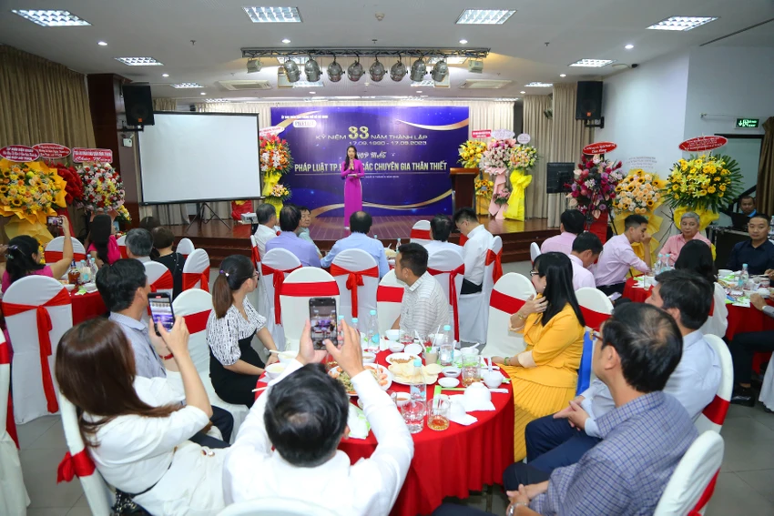 Buổi họp mặt ấm cúng của báo Pháp Luật TP.HCM cùng các chuyên gia thân thiết. Ảnh: HOÀNG GIANG