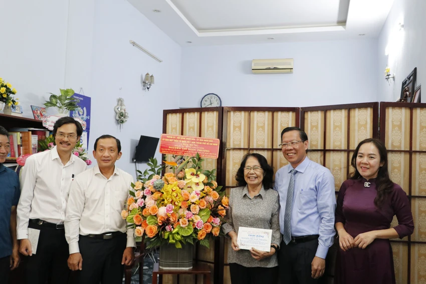 Chủ tịch Phan Văn Mãi thăm, chúc mừng các thầy thuốc tiêu biểu-chu-tich-phan-van-mai-chuc-mung-ngay-thay-thuoc