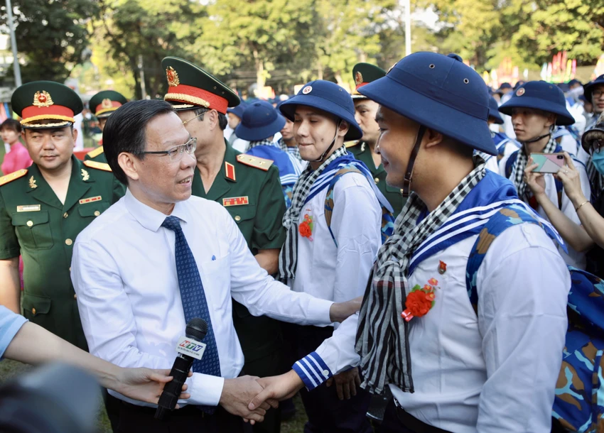 Hàng ngàn thanh niên TP.HCM hồ hởi lên đường nhập ngũ-thanh-nien-tp.hcm-len-duong-nhap-ngu